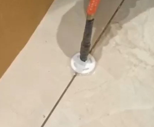 绥中瓷砖空鼓维修公司专业解答瓷砖在铺贴过程中，如果没有涂抹均匀到位的粘结材料（如水泥砂浆或瓷砖胶），可能会导致以下问题